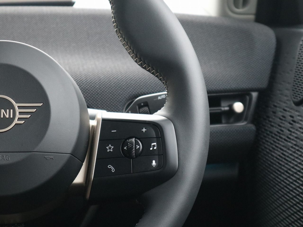 J01 MINI Cooper E