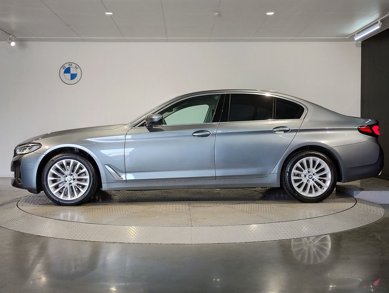 520d xDrive Sedan RHD