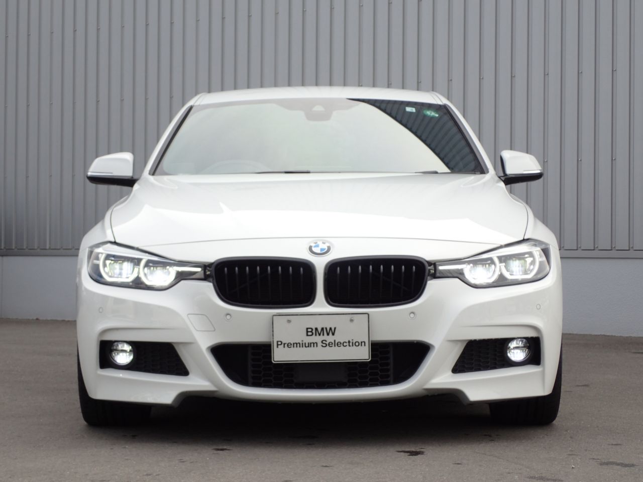 320I SEDAN RHD