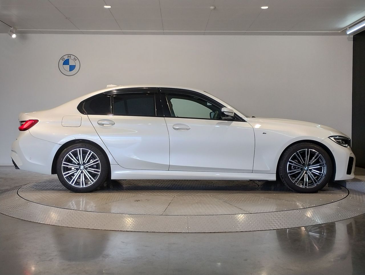 320i Sedan RHD