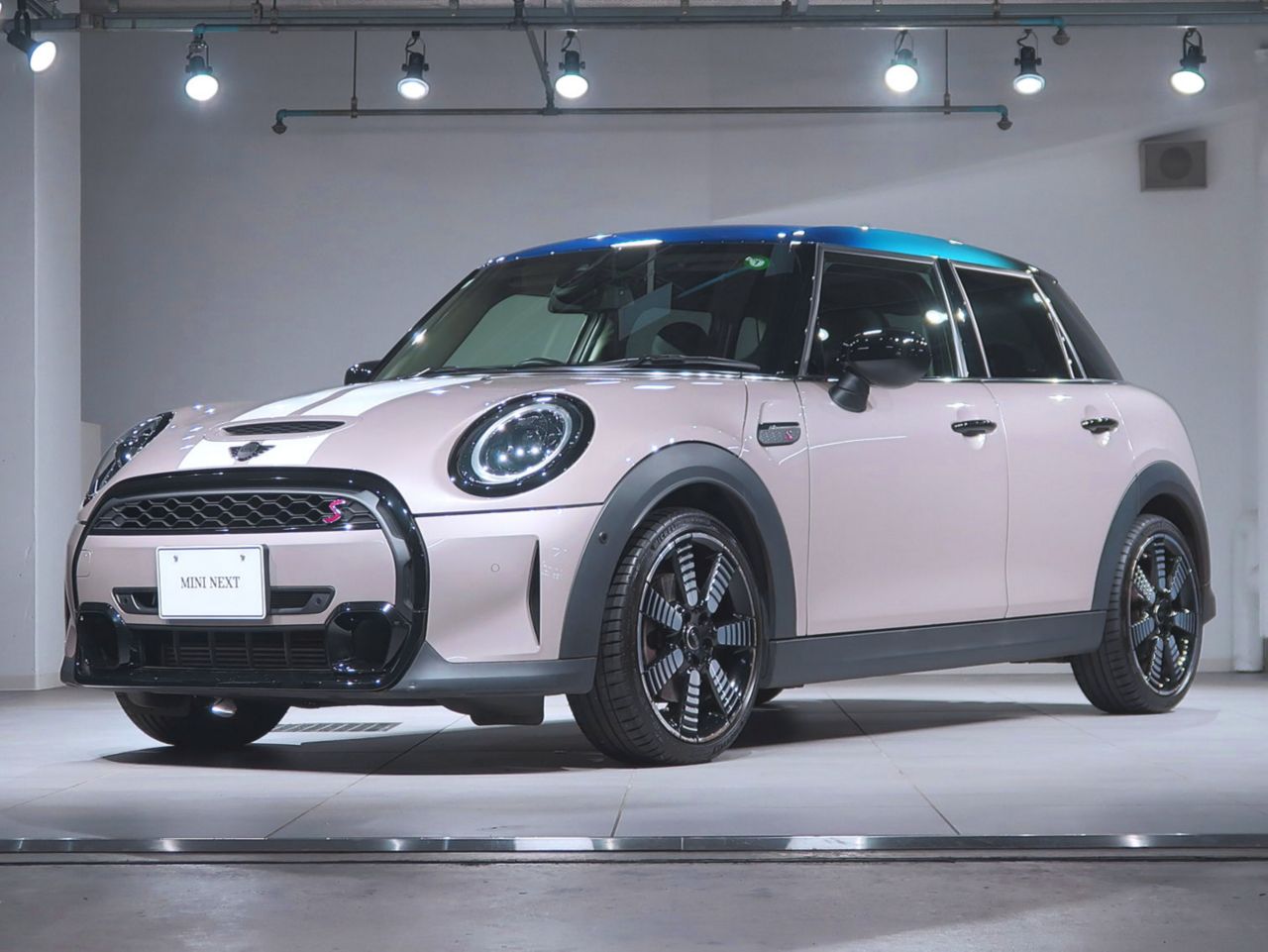 THE NEW MINI COOPER S 5 DOOR.
