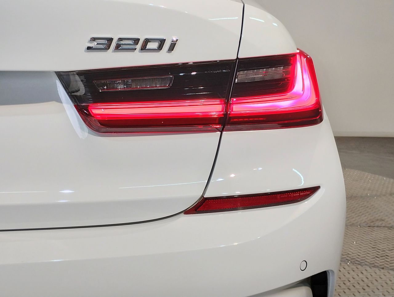 320i Sedan RHD