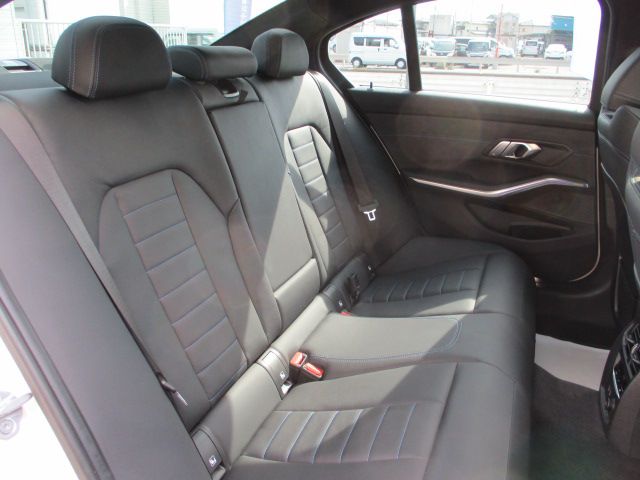 320i Sedan RHD