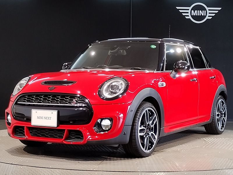 THE NEW MINI COOPER S 5 DOOR.