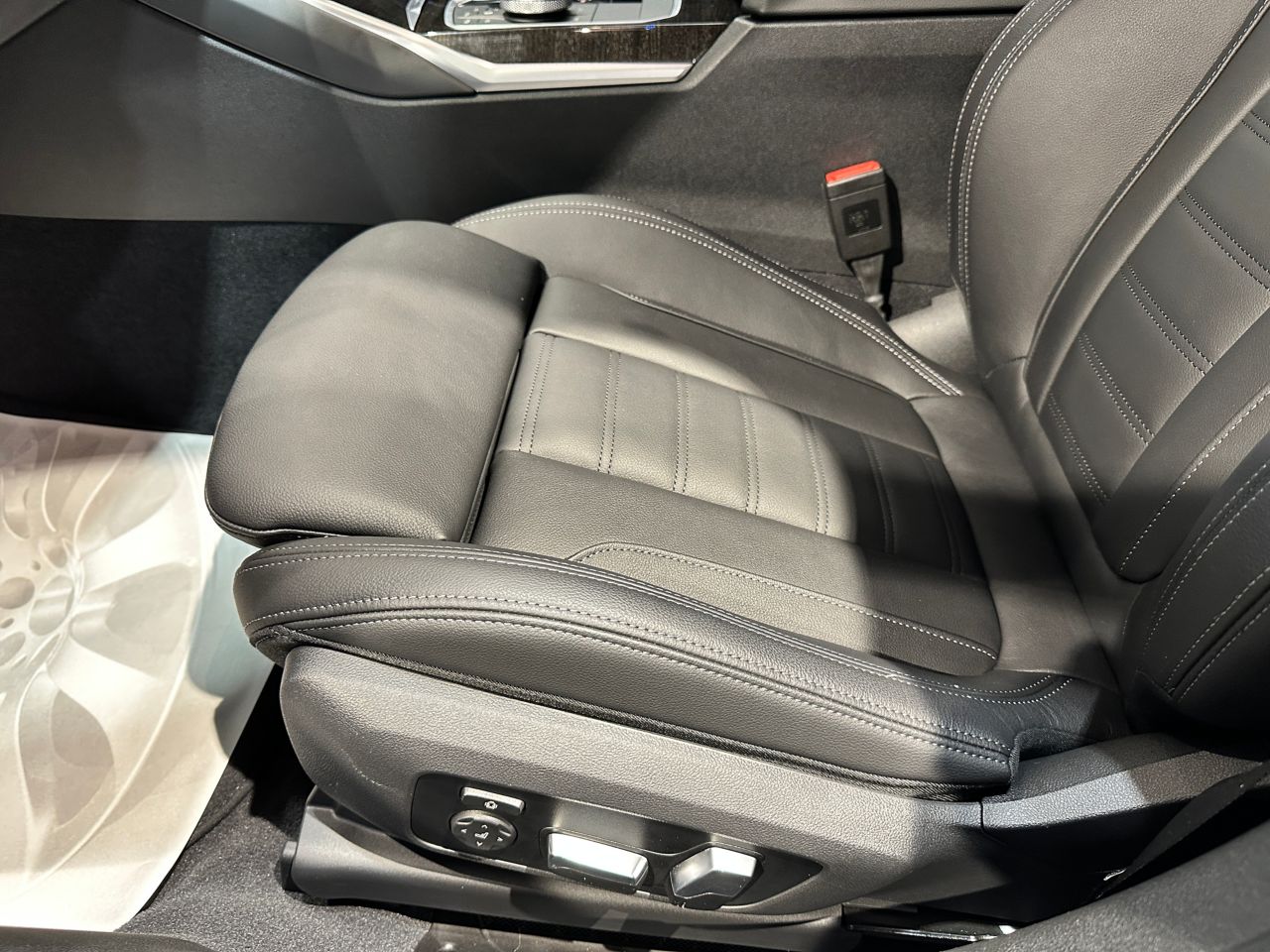 G20 330e Saloon RHD