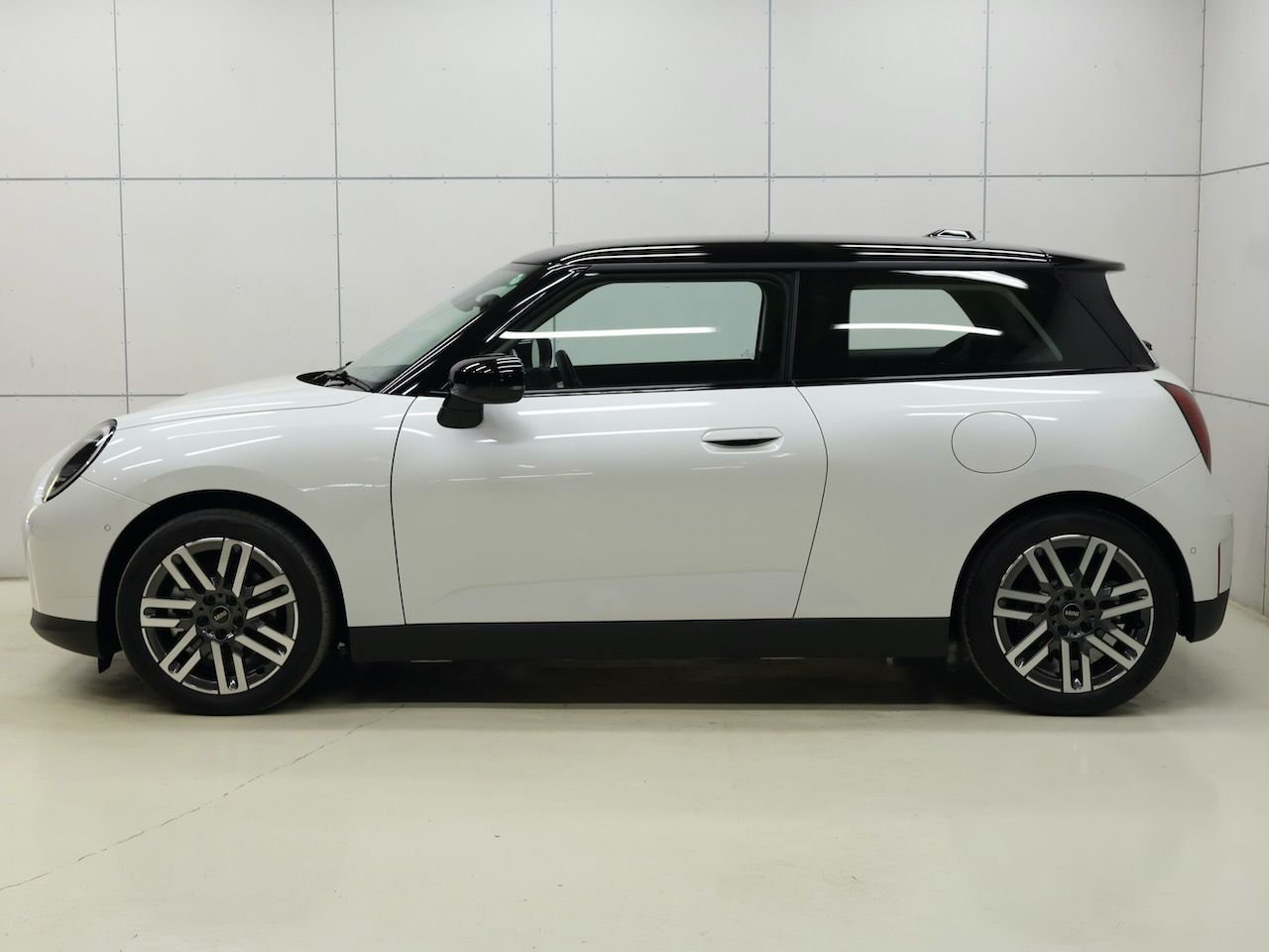 J01 MINI Cooper E
