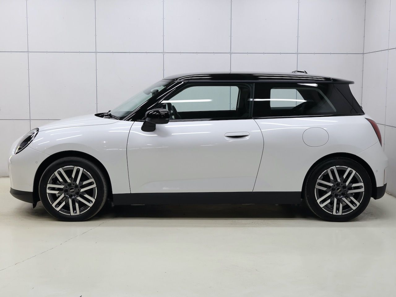 J01 MINI Cooper SE