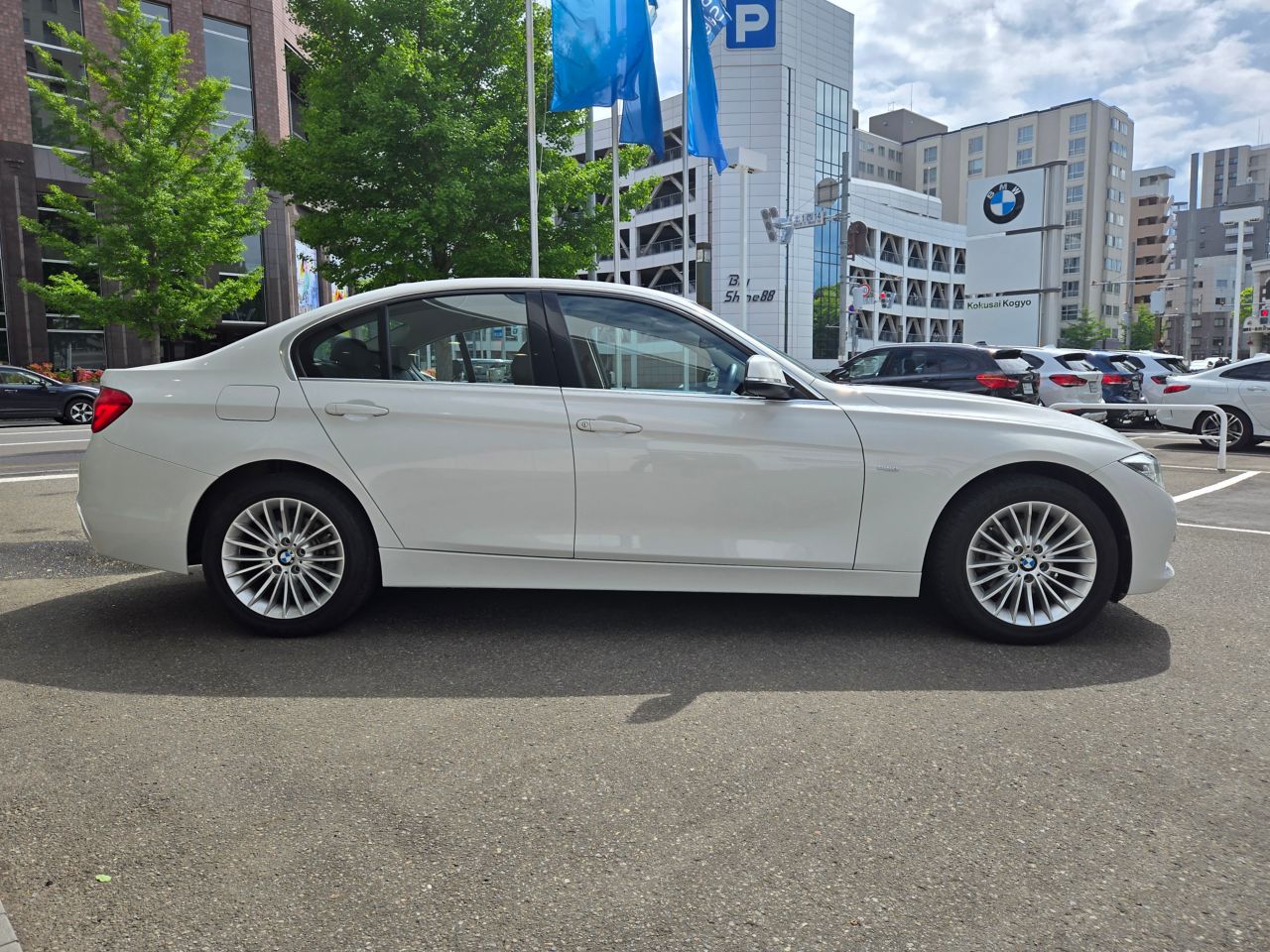 320I XDRIVE SEDAN RHD
