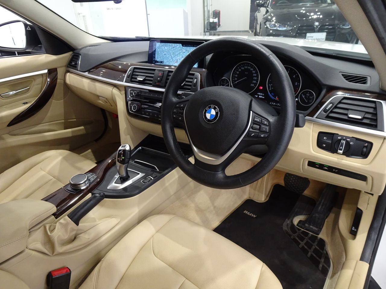 320D SEDAN RHD