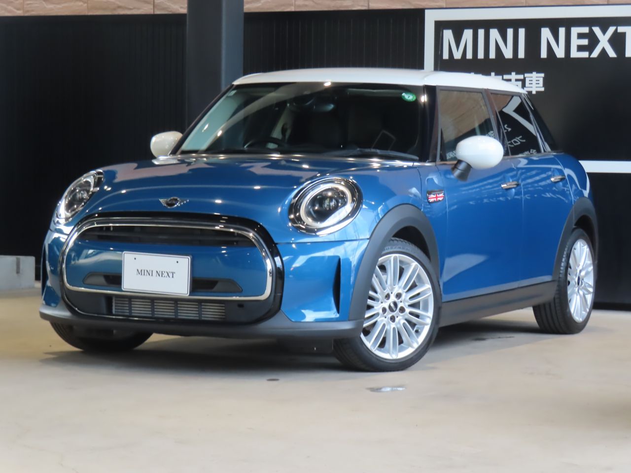 THE NEW MINI COOPER D 5 DOOR.