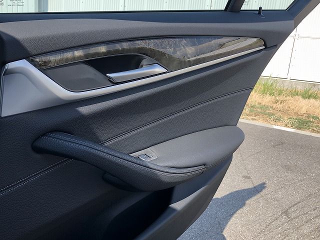 530e Sedan RHD
