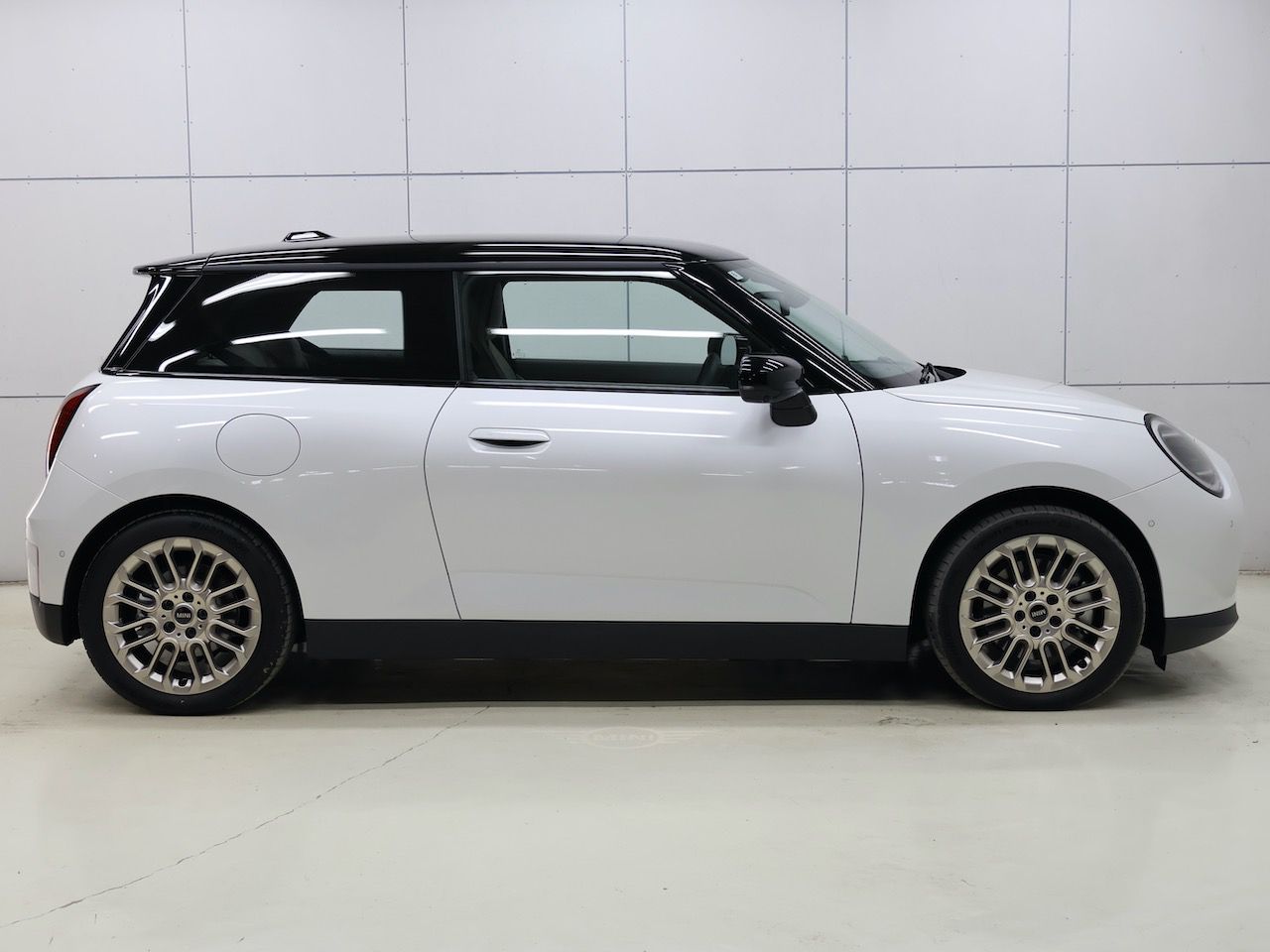 J01 MINI Cooper SE