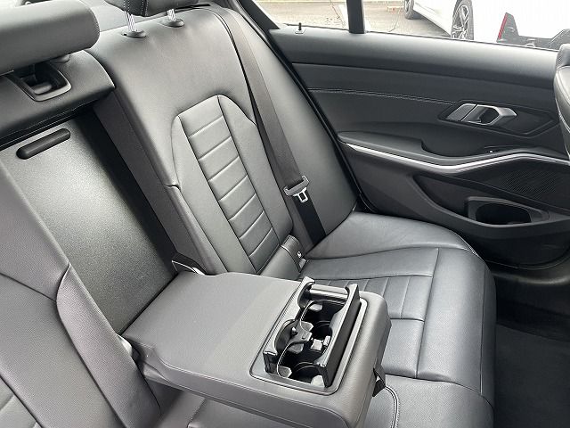 G20 330e Saloon RHD