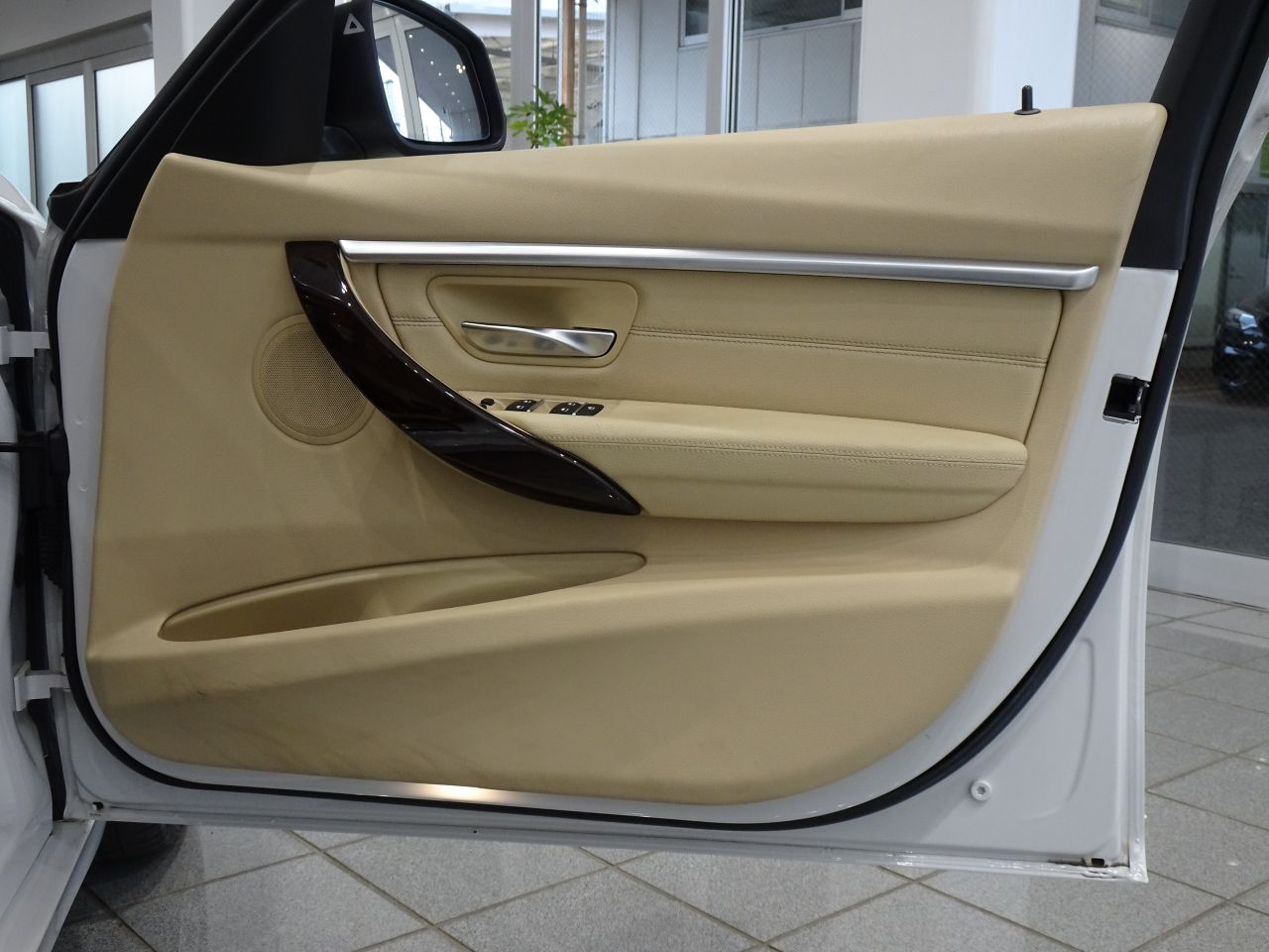 320D SEDAN RHD