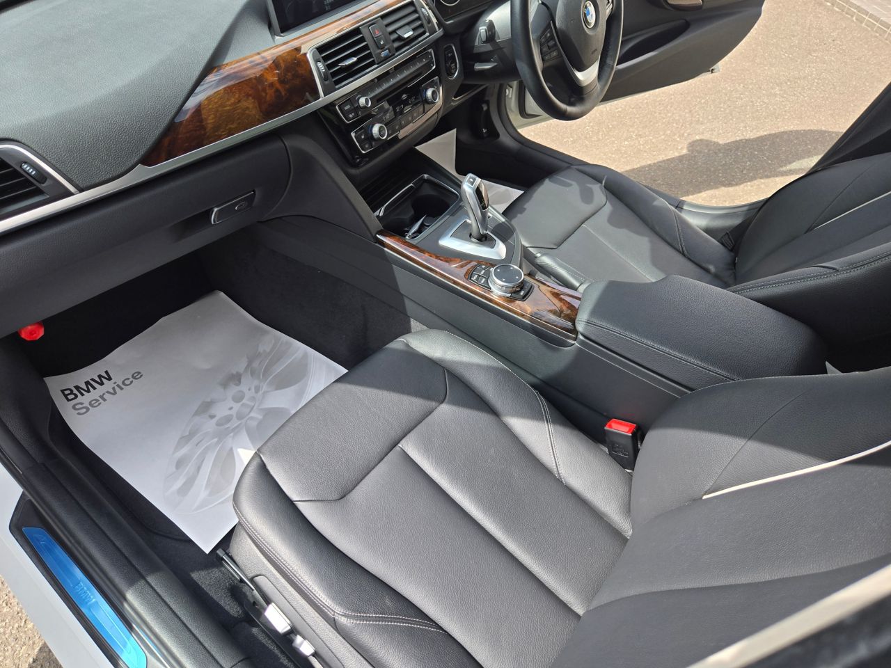320I XDRIVE SEDAN RHD