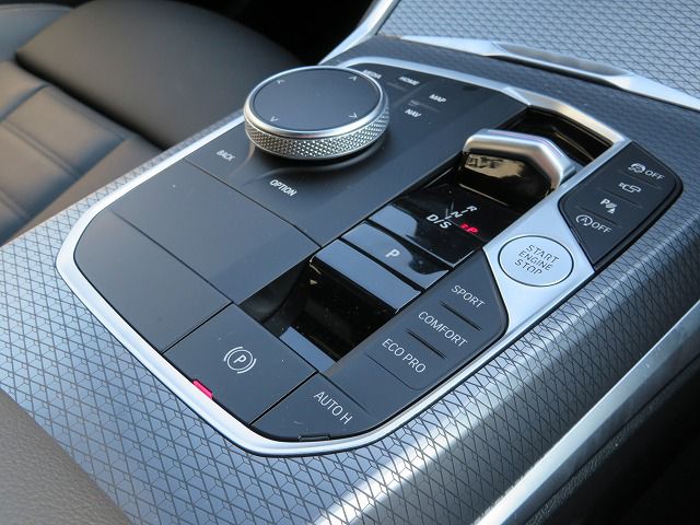 320d xDrive Berline RHD