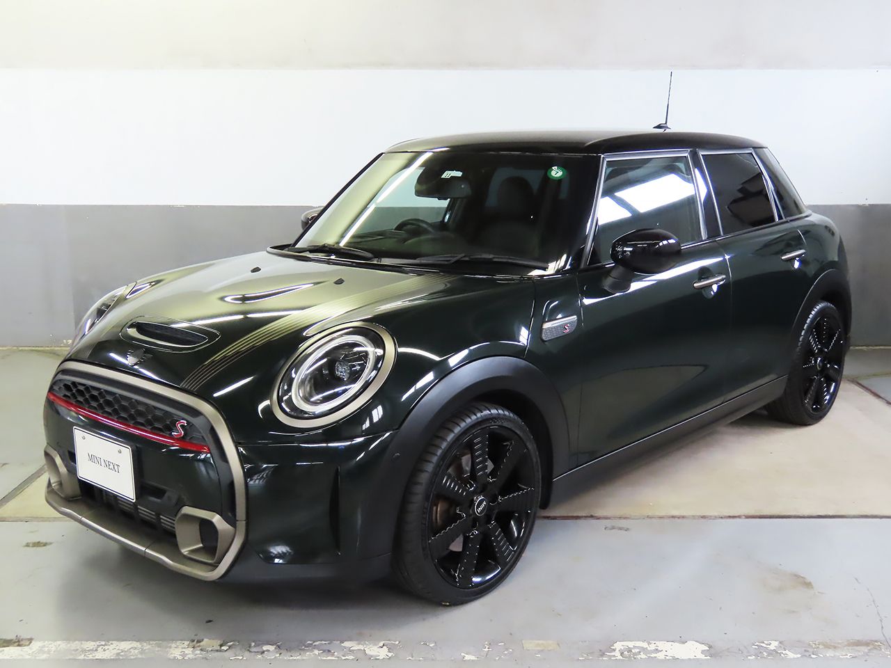 MINI COOPER S 5 DOOR RESOLUTE EDITION.