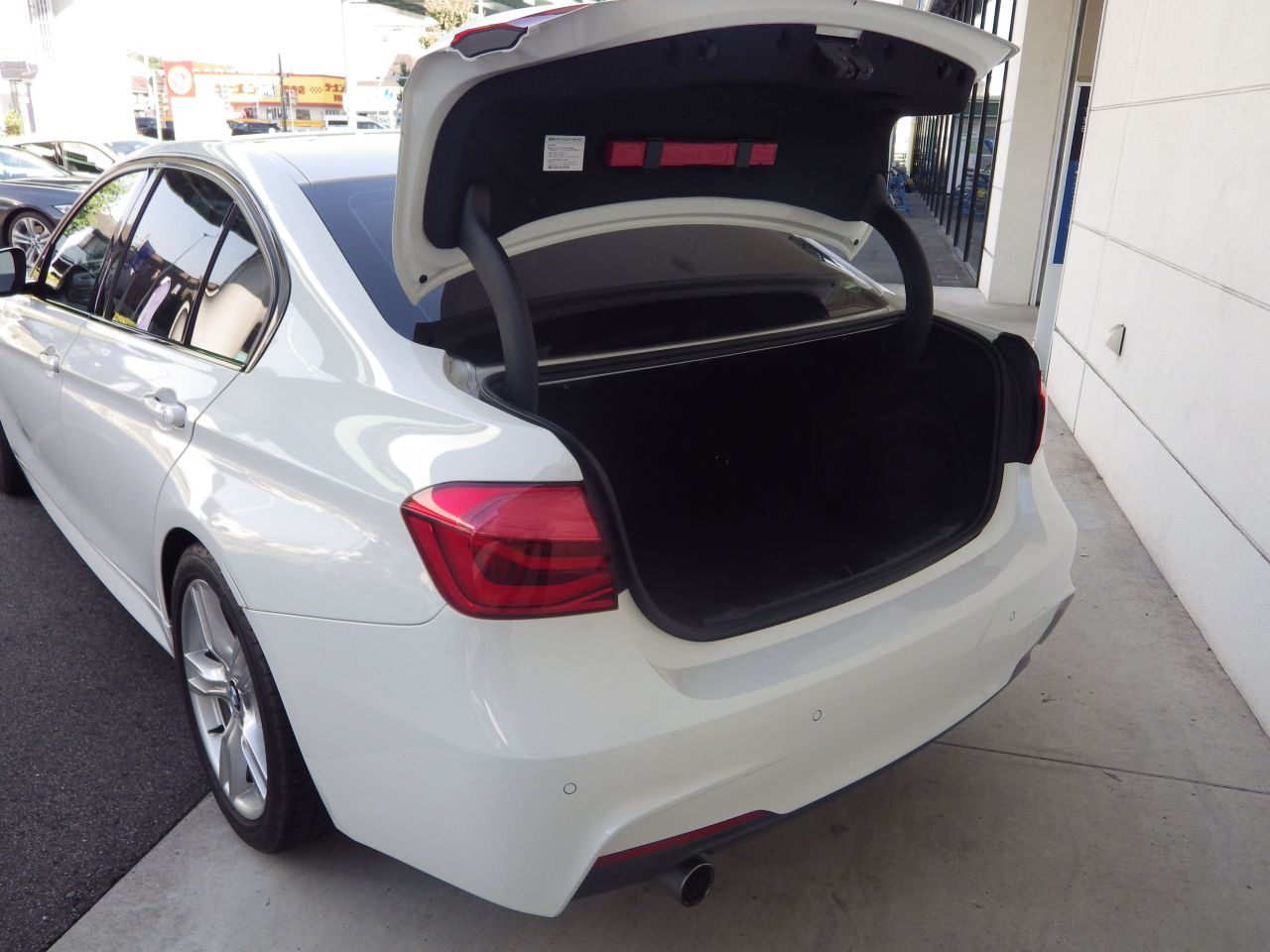 318I SEDAN RHD