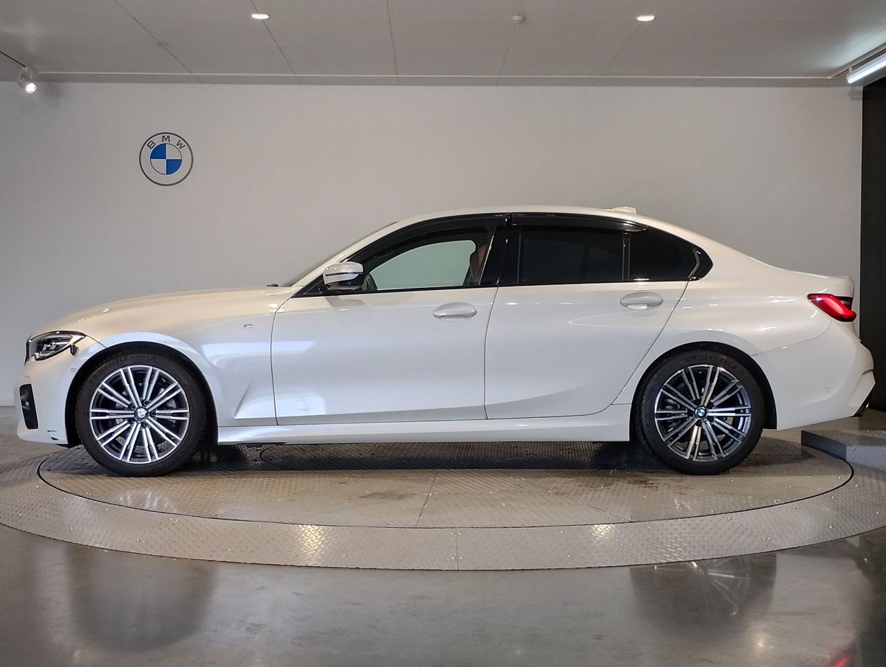 320i Sedan RHD