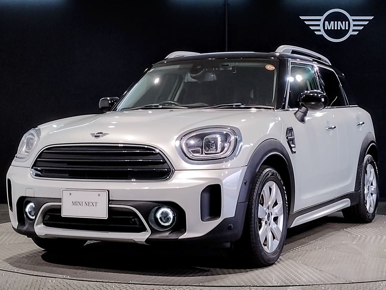 THE NEW MINI COOPER D CROSSOVER.