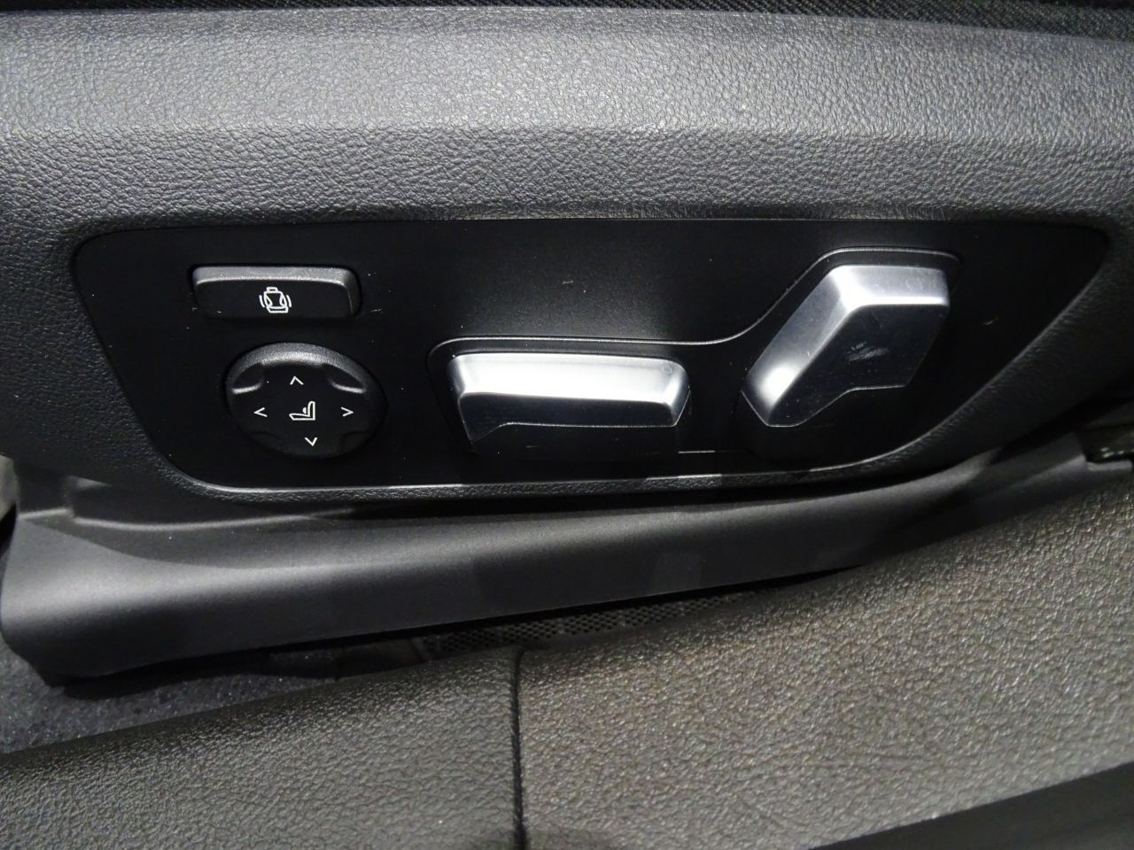 320i Sedan RHD