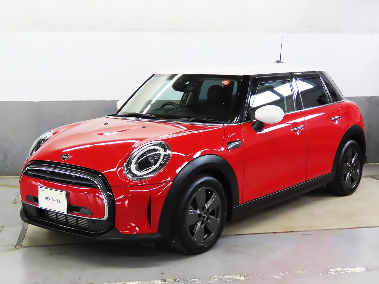 THE NEW MINI COOPER 5 DOOR.