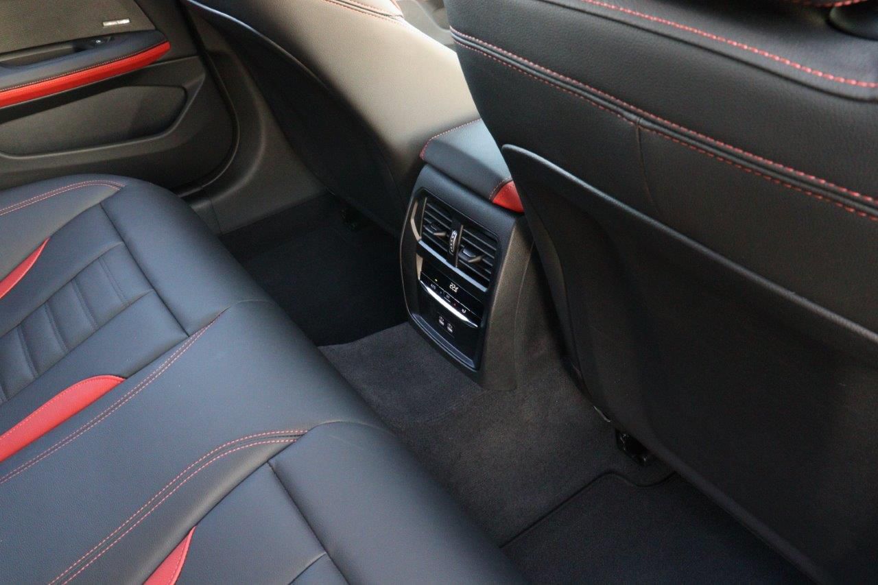 G** ***i G*** C**** ***