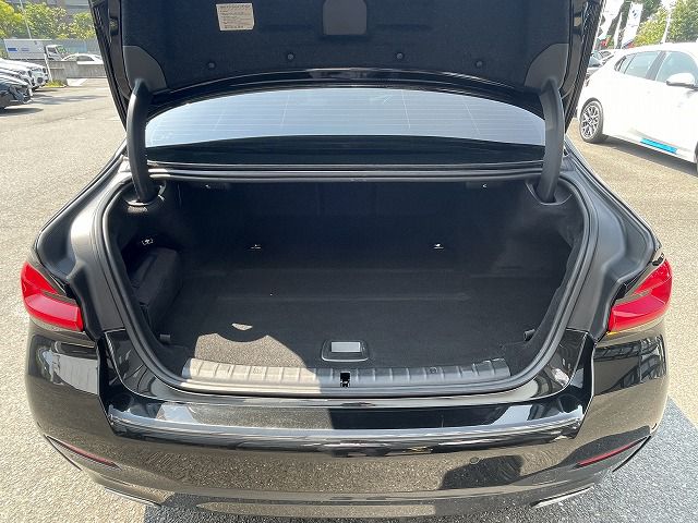 530e Sedan RHD