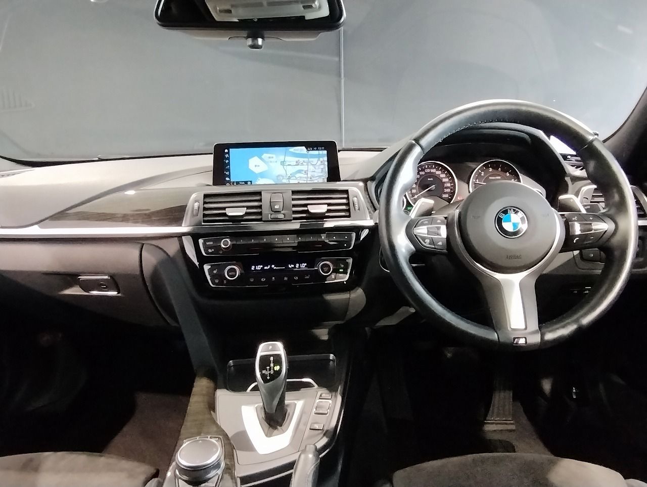 320I SEDAN RHD