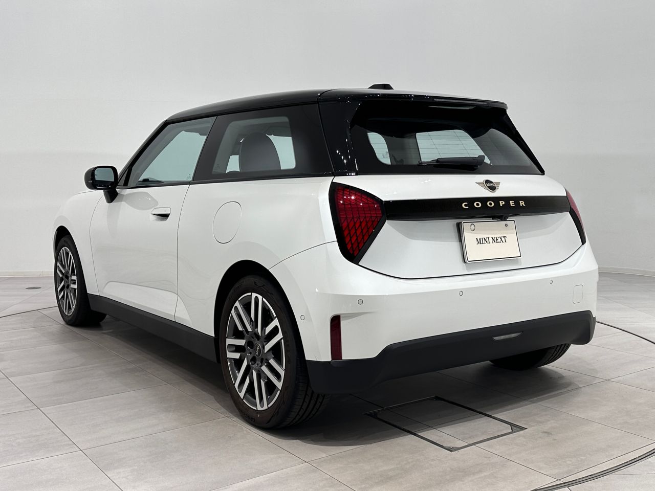 J01 MINI Cooper E