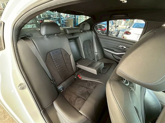 G20 320d xDrive RHD Saloon