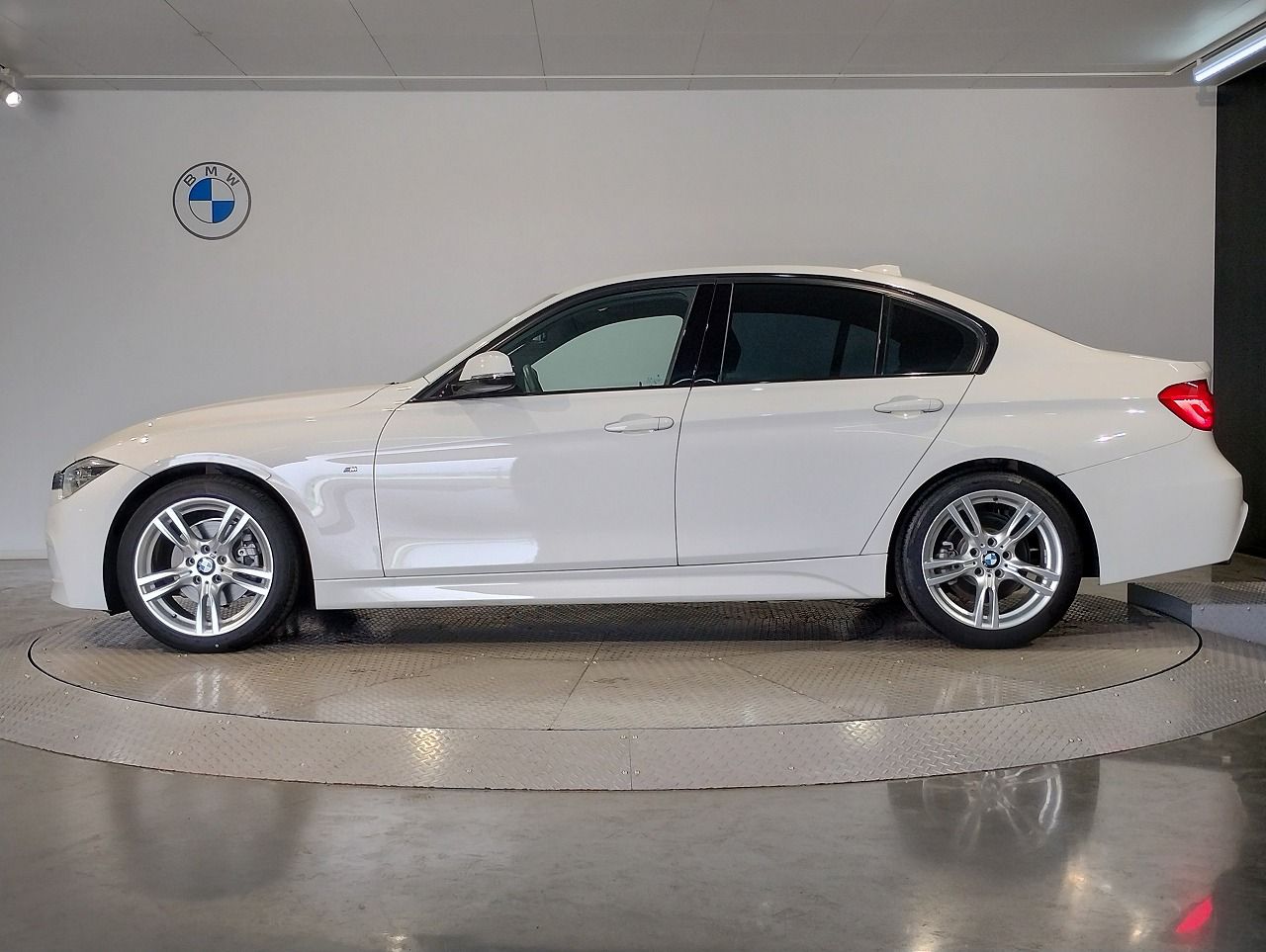 320I SEDAN RHD