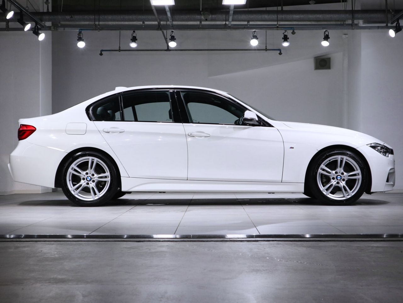 320I SEDAN RHD