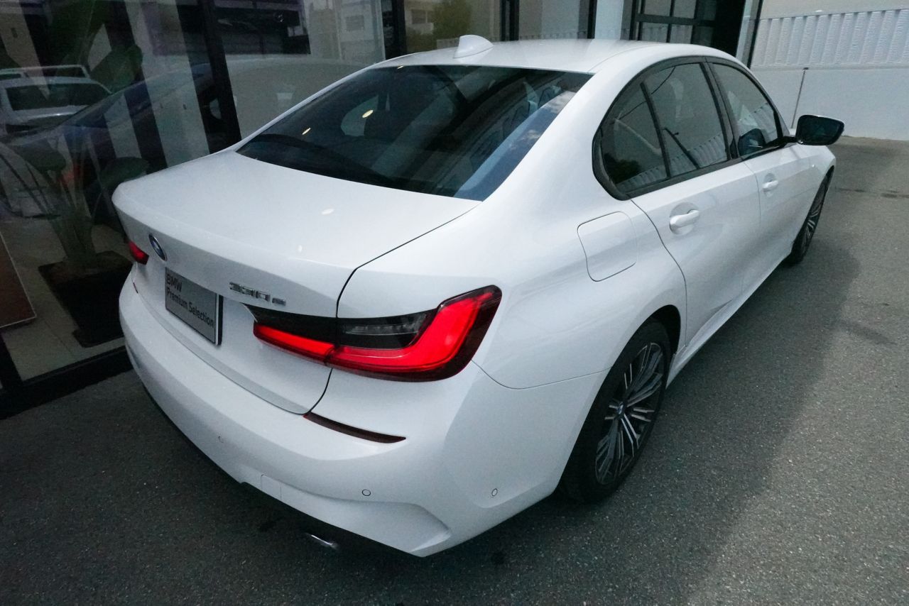 G20 330e Saloon RHD