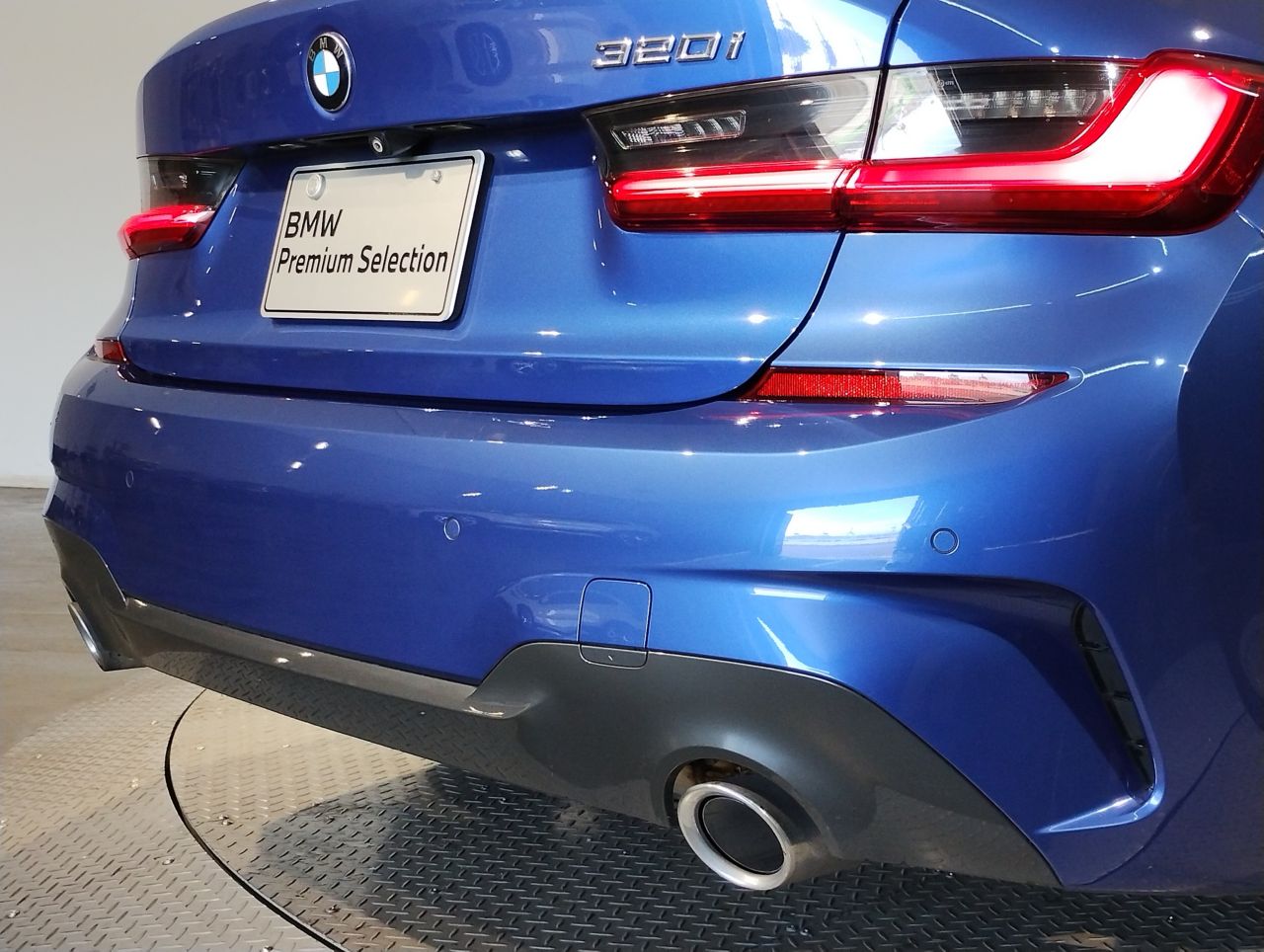 320i Sedan RHD
