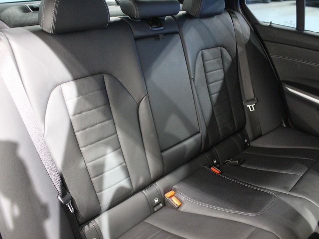 320i Sedan RHD