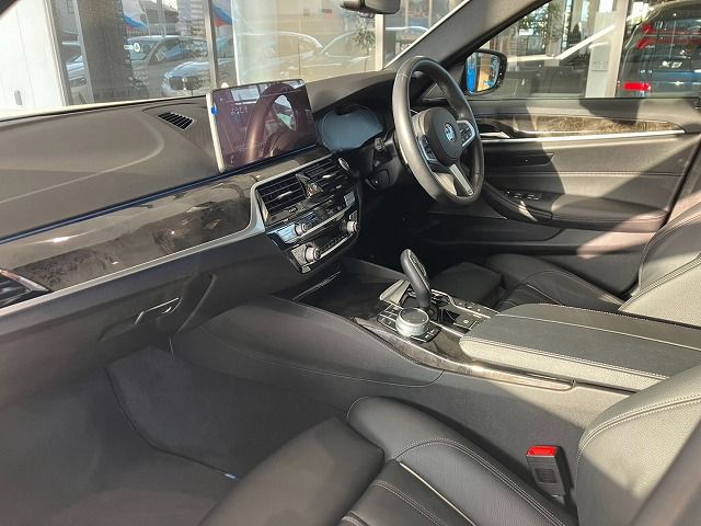 530e Sedan RHD