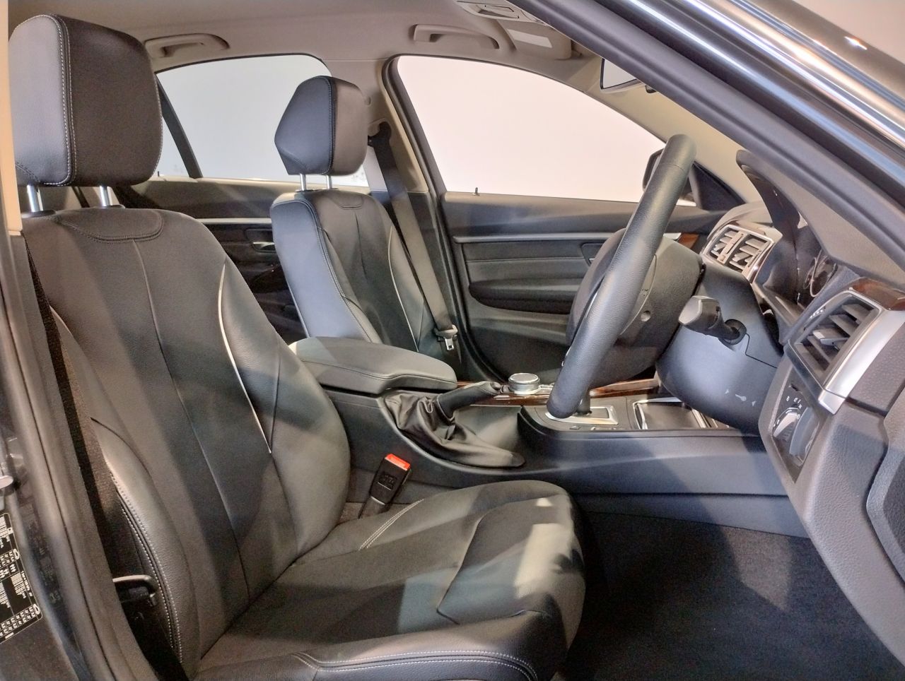 320D SEDAN RHD