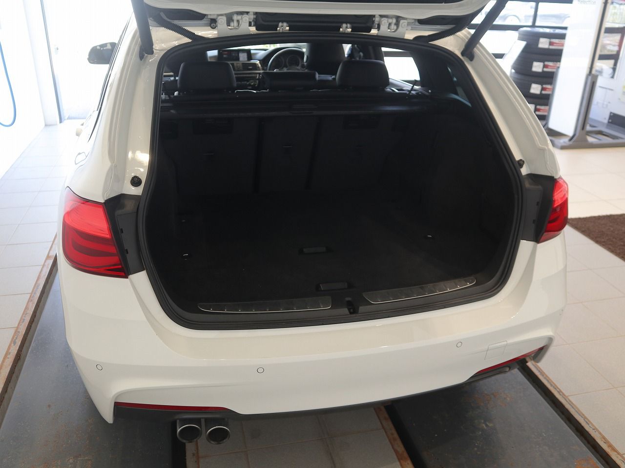 320I XDRIVE TOURING RHD