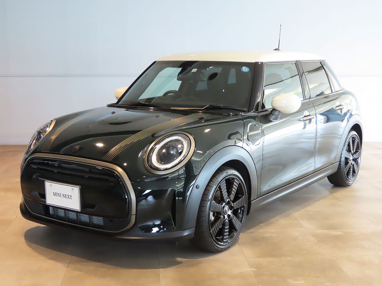 MINI COOPER 5 DOOR RESOLUTE EDITION.