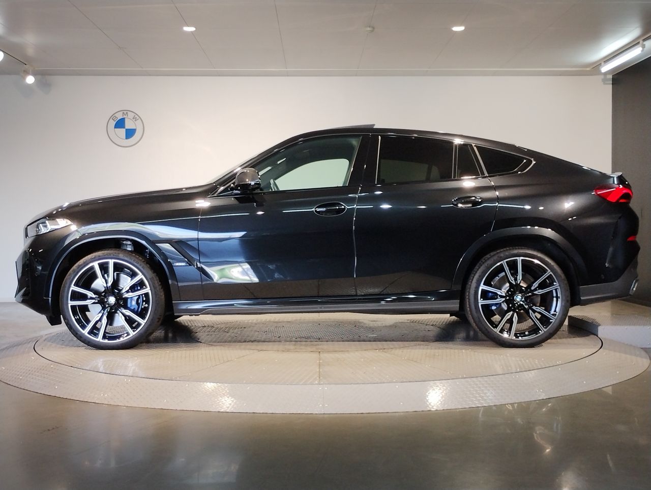 X6 M60i xDrive RHD