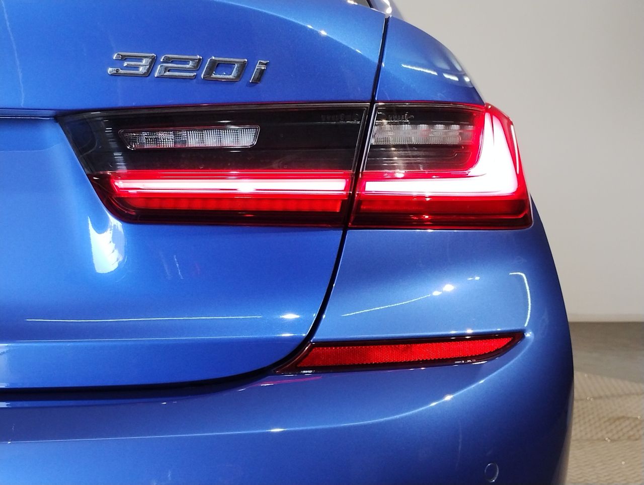 320i Sedan RHD