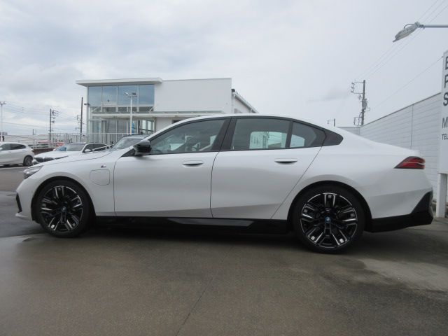 BMW i5 M60 xDrive Sedan RHD