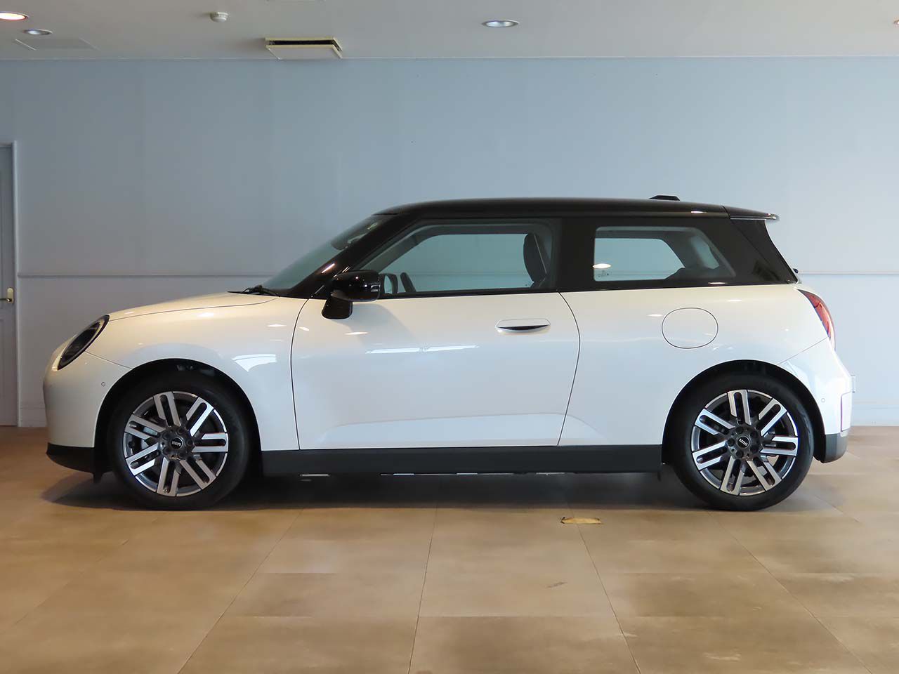 J01 MINI Cooper SE