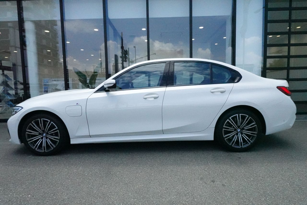 G20 330e Saloon RHD