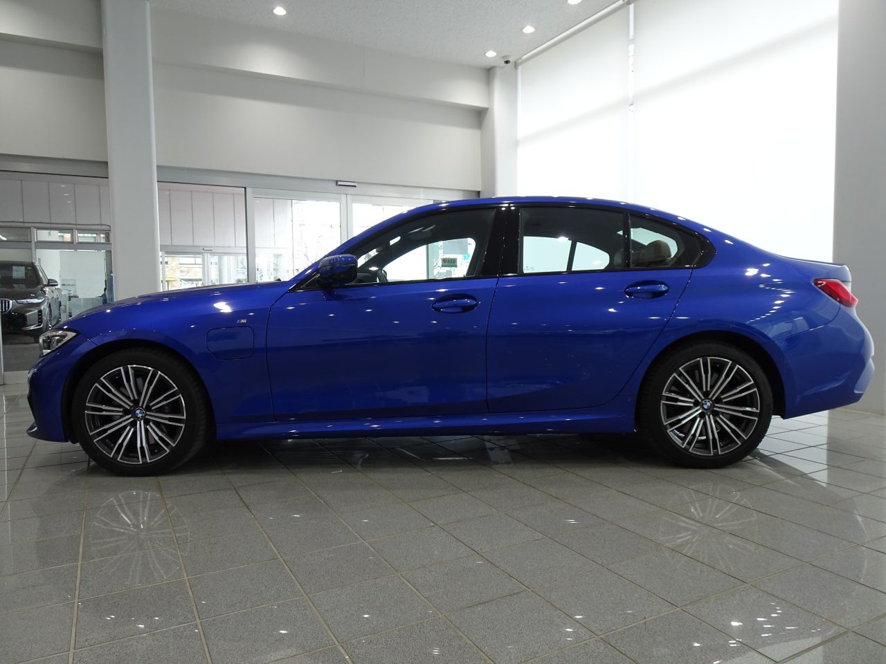 G20 330e Saloon RHD