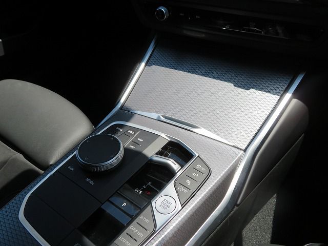 320d xDrive Berline RHD
