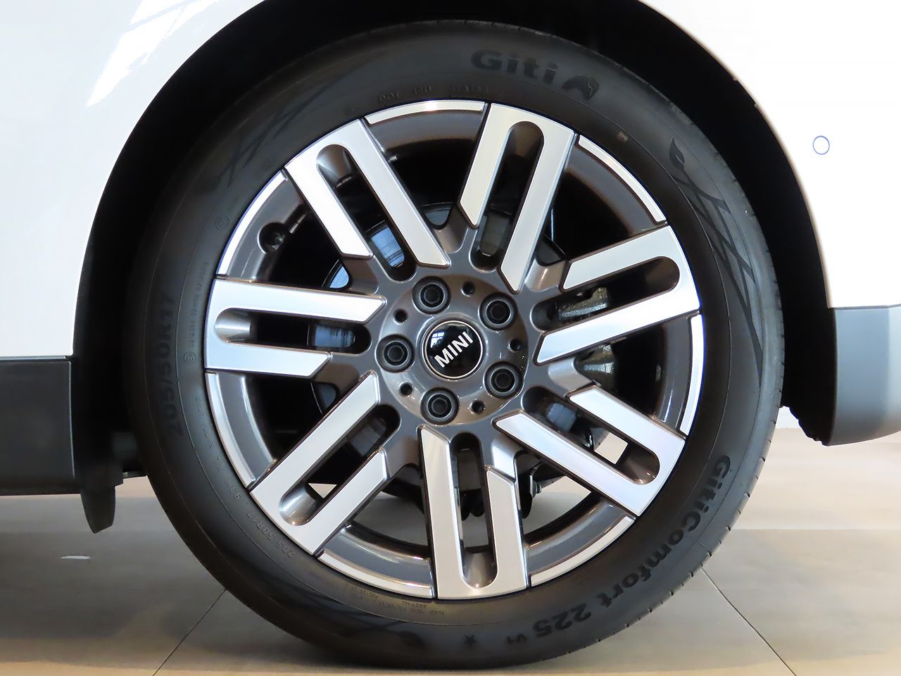J01 MINI Cooper SE