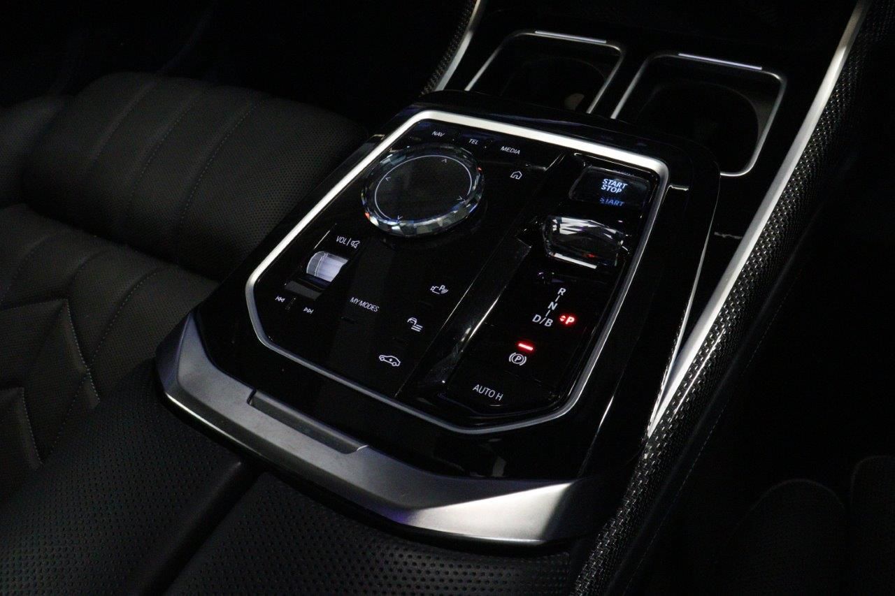 BMW i7 M70 xDrive Sedan RHD