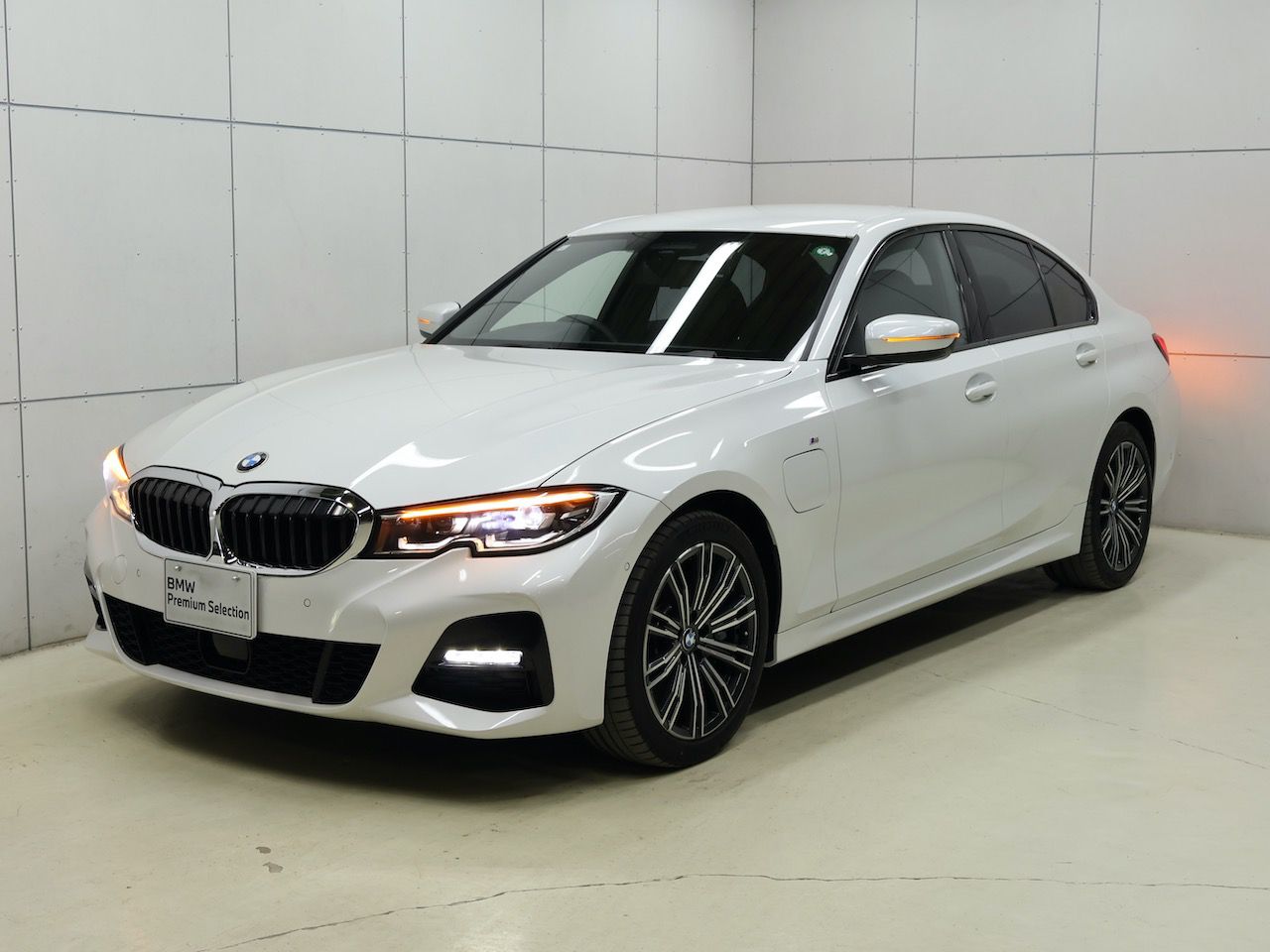 G20 330e Saloon RHD